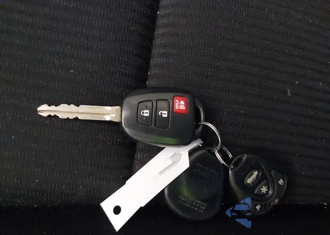 2017 Toyota Rav4 Le z USA, uszkodzony, nr VIN JTMBFREV5HJ110595